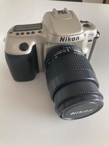 Nikon F50 met zoomlens