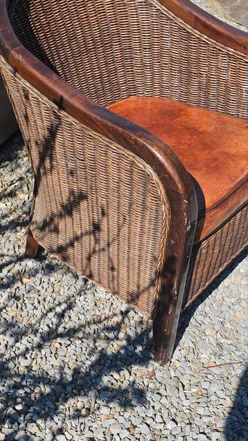 Beau fauteuil vintage,osier et assise en cuir beschikbaar voor biedingen