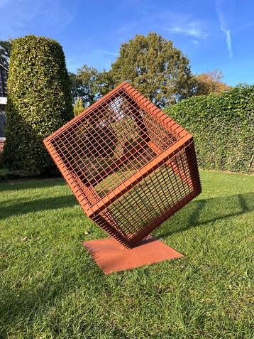 Tuinbeeld - Kunst - Roestige Kubus beschikbaar voor biedingen
