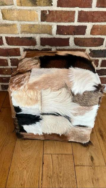 Poef zoeienvel beschikbaar voor biedingen