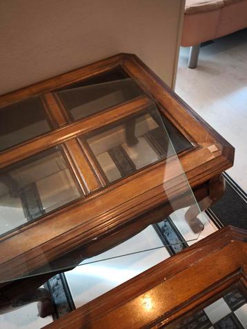 2 houten salontafels met uitneembaar glas beschikbaar voor biedingen