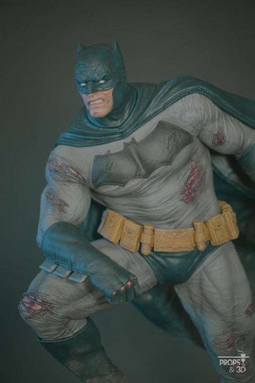 Batman statue on batsignal + LED, Collections, Statues & Figurines, Neuf, Fantasy, Enlèvement