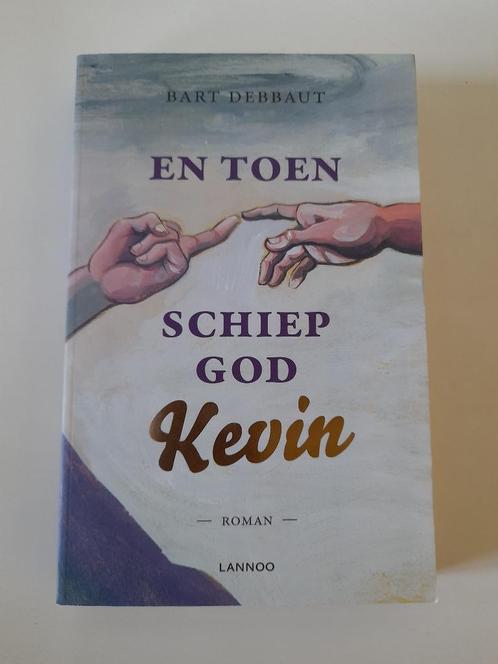 Bart Debbaut - En Toen Schiep God Kevin, Boeken, Romans, Zo goed als nieuw, Ophalen of Verzenden