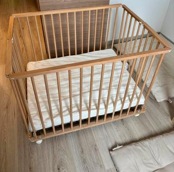 Babybox met matras beschikbaar voor biedingen