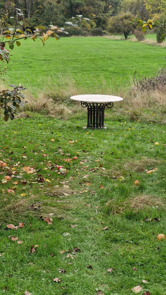 Grote ronde terrastafel in travertijn en smeedijzer, Antiek en Kunst, Antiek | Meubels | Tafels, Ophalen
