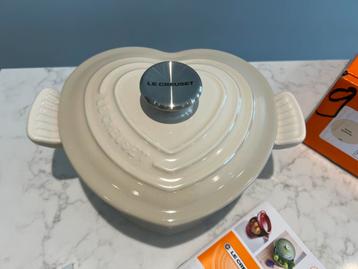 Nieuwe Le Creuset kleur Amandel hartjespan in de doo beschikbaar voor biedingen