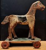 Cheval en bois sur plateau roulant, Jouet Antique, Ophalen of Verzenden