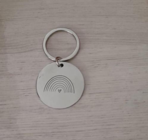 Sleutelhanger in metaal gegraveerd, Handtassen en Accessoires, Overige Accessoires, Nieuw, Ophalen of Verzenden