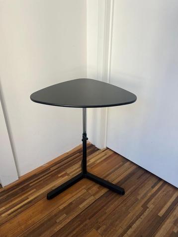 Verstelbaar bijzettafeltje – mat zwart, driehoekig design beschikbaar voor biedingen