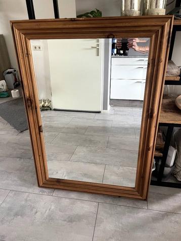 Mooie houten spiegel beschikbaar voor biedingen