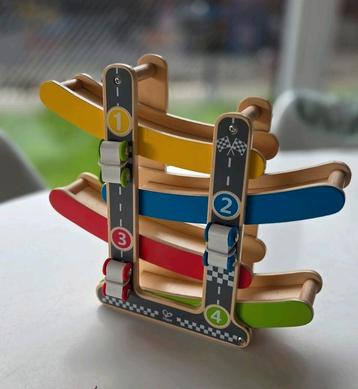 Zigzag autobaan met 3 auto's beschikbaar voor biedingen