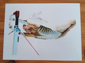 Gesigneerde foto van Nina Derwael.  beschikbaar voor biedingen
