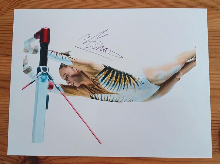 Gesigneerde foto van Nina Derwael., Verzamelen, Muziek, Artiesten en Beroemdheden, Nieuw, Verzenden