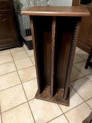 cd kastje in eik voor  dubbele rij cd's beschikbaar voor biedingen