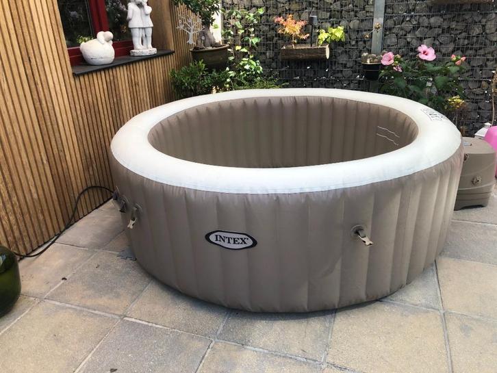 Jacuzzi Intex en parfait état, Tuin en Terras, Bubbelbaden en Hottubs, Zo goed als nieuw, Opblaasbaar, Afdekzeil, Filter, Ophalen