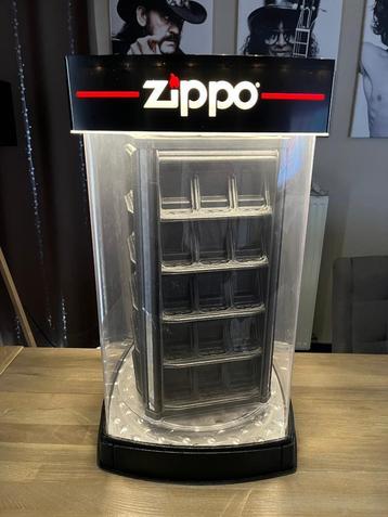 Roterend en verlicht Zippo display beschikbaar voor biedingen