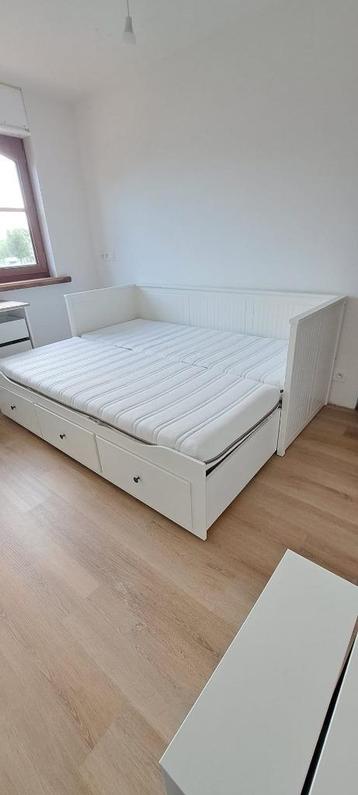 Witte bedbank Ikea Hemnes + 2 matrassen beschikbaar voor biedingen