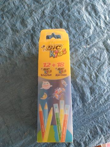 nieuw cadeau tasje met 18 stiften en 12 kleuren van bic 