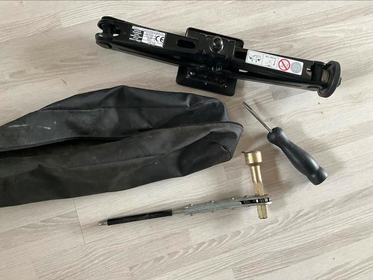 Alfa Romeo 936 krik en ratelsleutel en schroevendraaier, Auto diversen, Krikken, Zo goed als nieuw, Ophalen of Verzenden