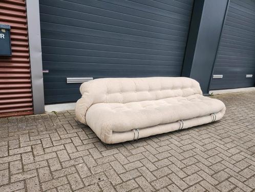 Cassina Soriana 4-zitsbank in Velvet Beige, Huis en Inrichting, Zetels | Voetbanken en poefs, Zo goed als nieuw, Ophalen of Verzenden