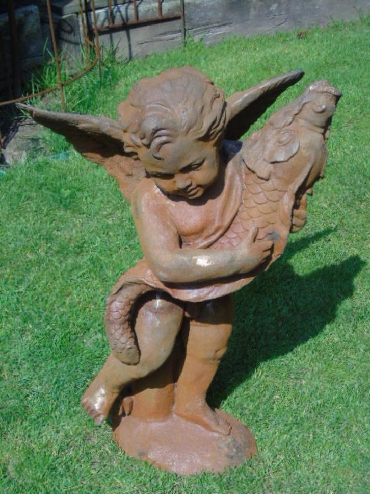 Een cherubijn en zijn gietijzeren vis, Tuin en Terras, Tuinbeelden, Nieuw, Engelenbeeld, Metaal, Ophalen