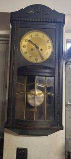 Oude  antieke klok met pendule donker hout, Ophalen