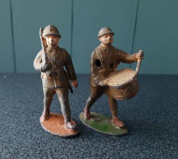 2 oude soldaatjes in metaal /antiek (quiralu/elastolin.. ?) beschikbaar voor biedingen