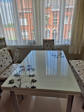 Tafel met stoelen beschikbaar voor biedingen