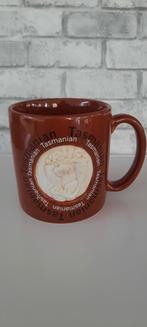Six Flags koffiemok bruin keramiek Tasmanian, Huis en Inrichting, Keuken | Servies, Ophalen of Verzenden, Zo goed als nieuw, Keramiek