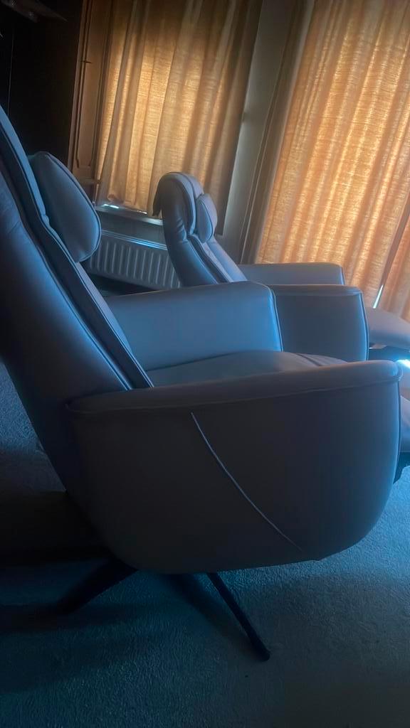 Twee elektrische (sta-op) relaxzetels, Huis en Inrichting, Fauteuils, Zo goed als nieuw, Leer, Ophalen