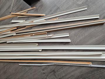 Vouwhoeken MDF (totale lengte van 30m) beschikbaar voor biedingen