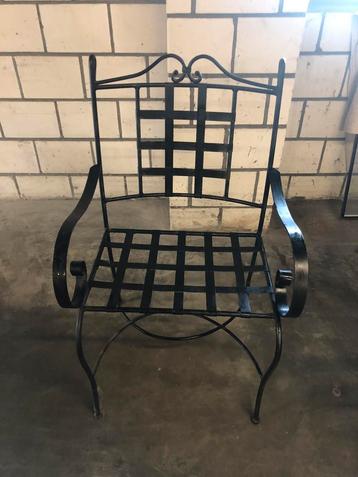 4 mooie ijzeren stoelen met een ijzeren ronde tafel beschikbaar voor biedingen