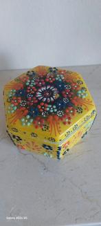 Vintage handgeschilderde keramieken hippie flower power doos, Antiek en Kunst, Curiosa en Brocante, Ophalen