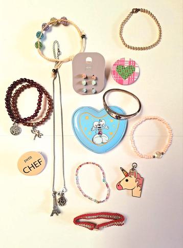 KOSTUUMSIERADENSET VOOR MEISJES  beschikbaar voor biedingen