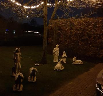 Grote stenen beelden kerststal (zonder Jezus) beschikbaar voor biedingen