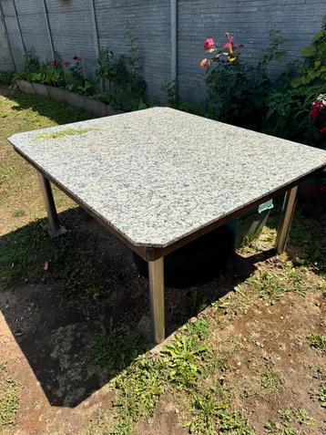 Marmeren tafel beschikbaar voor biedingen