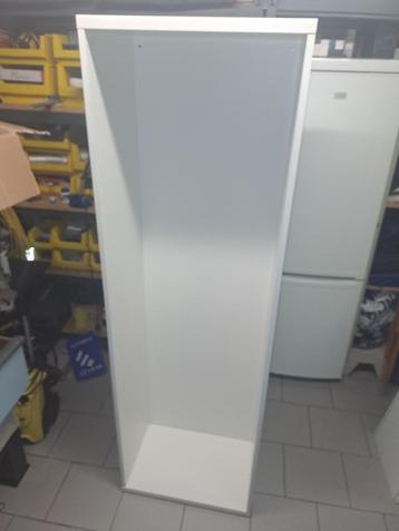 meuble Besta 192x60x40 disponible aux enchères