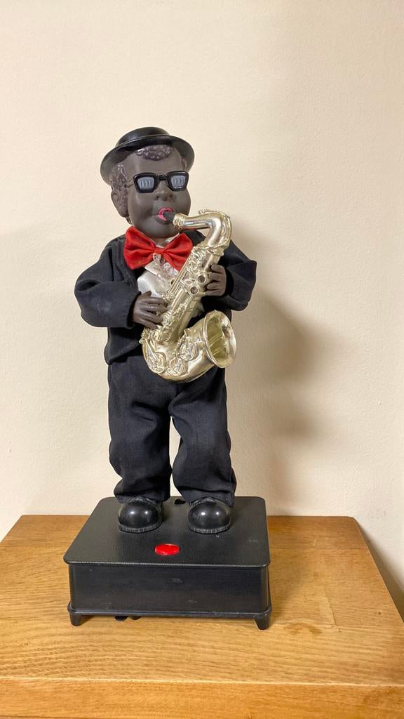 Zwarte saxofonist werkt uitstekend