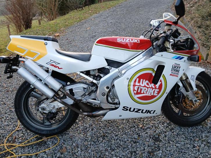 SUZUKI RGV 250 LUCKY STRIKE EDITION 1991, Motos, Motos | Suzuki, Particulier, Super Sport, plus de 35 kW, 2 cylindres, Permis Moto A2 minimum