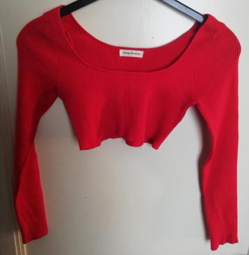 T.M bustier met rode trui beschikbaar voor biedingen
