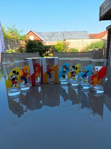 8 glazen met disney figuren beschikbaar voor biedingen