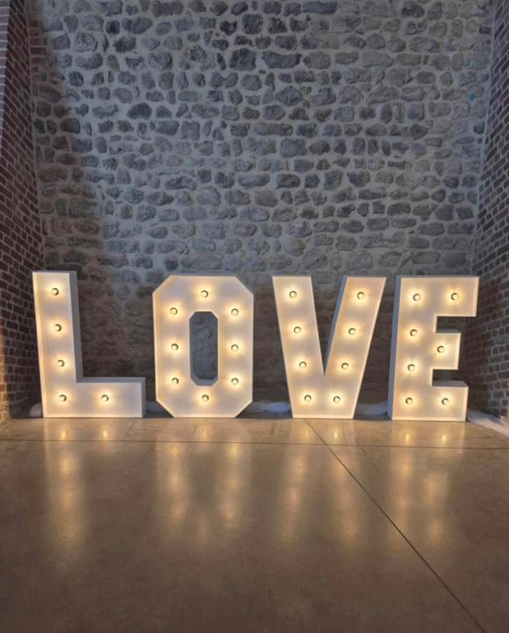 Lettres lumineuses LOVE - Décoration (Location ou Achat), Maison & Meubles, Accessoires pour la Maison | Décorations murale, Comme neuf