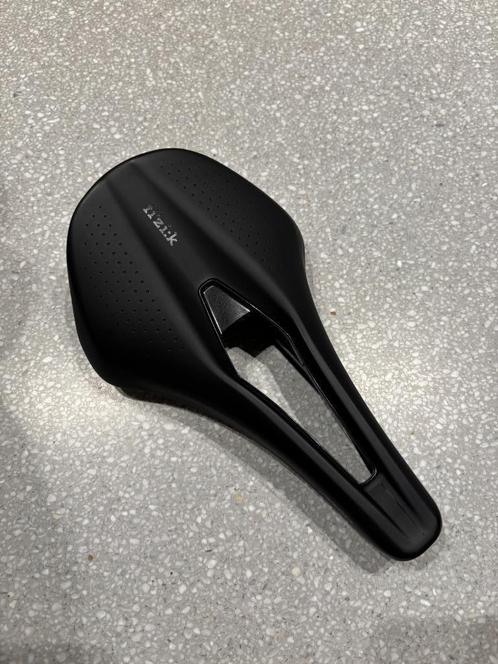 FIZIK ARGO TEMPO R5 – 150mm  TEMPO ARGO R5 is een veelzijdig, Fietsen en Brommers, Fietsonderdelen, Nieuw, Racefiets, Zadel, Ophalen