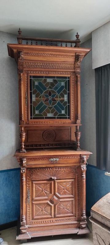 Mechelse antieke kast met gekleurd glas in lood  beschikbaar voor biedingen