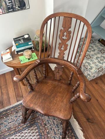 Vintage schommelstoel in hout beschikbaar voor biedingen
