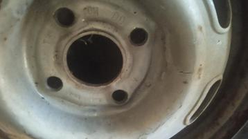 Une jante 13 pouces 4/100 moyeu de 57 mm :roue de secours  beschikbaar voor biedingen
