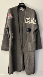 Lola & Liza grijze lange gilet met badges, Comme neuf, Taille 42/44 (L), Enlèvement ou Envoi, Lola & Liza