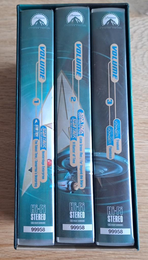 Star Trek Time Travel Box (3 VHS) – 1995 – In Goede Staat, Cd's en Dvd's, VHS | Documentaire, Tv en Muziek, Gebruikt, Tv-serie of Tv-programma