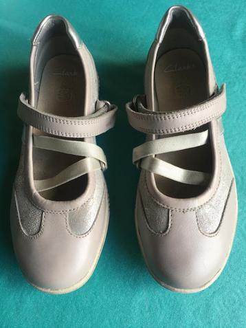 Clarks half open schoenen Mt 32 zilver/taupe beschikbaar voor biedingen
