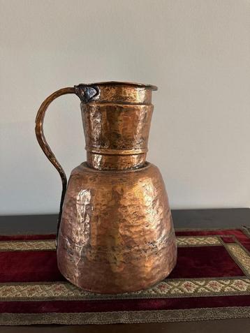Ancien pichet en cuivre martelé beschikbaar voor biedingen